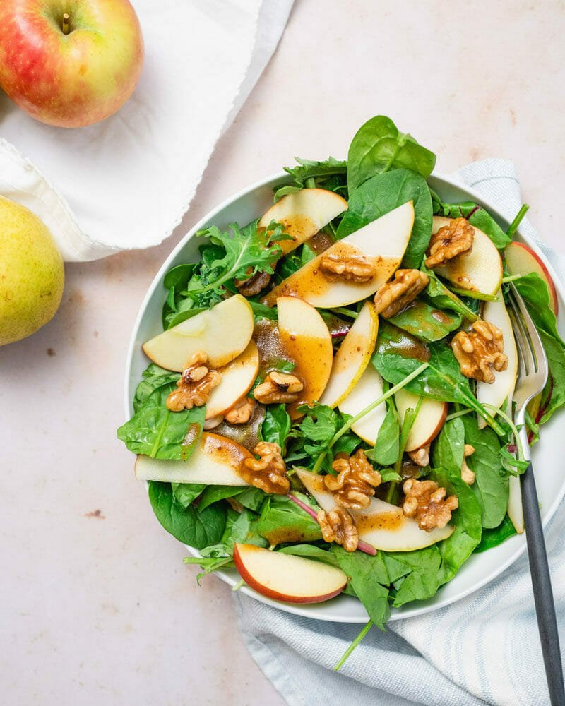 Spinach salad with apples