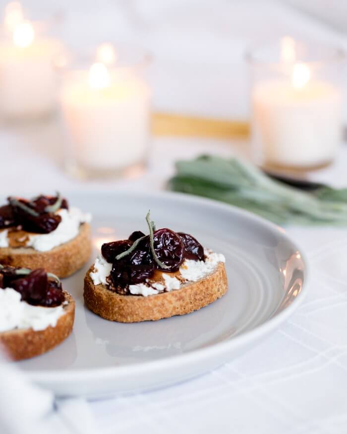 Crostini with cherries and goat cheese |  Cherries and Cheese |  Winter appetizers