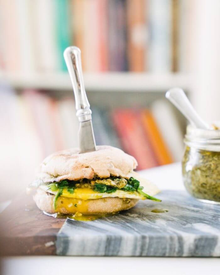 5 Minute Pesto Breakfast Sandwich |  Healthy Breakfast Sandwich Recipe