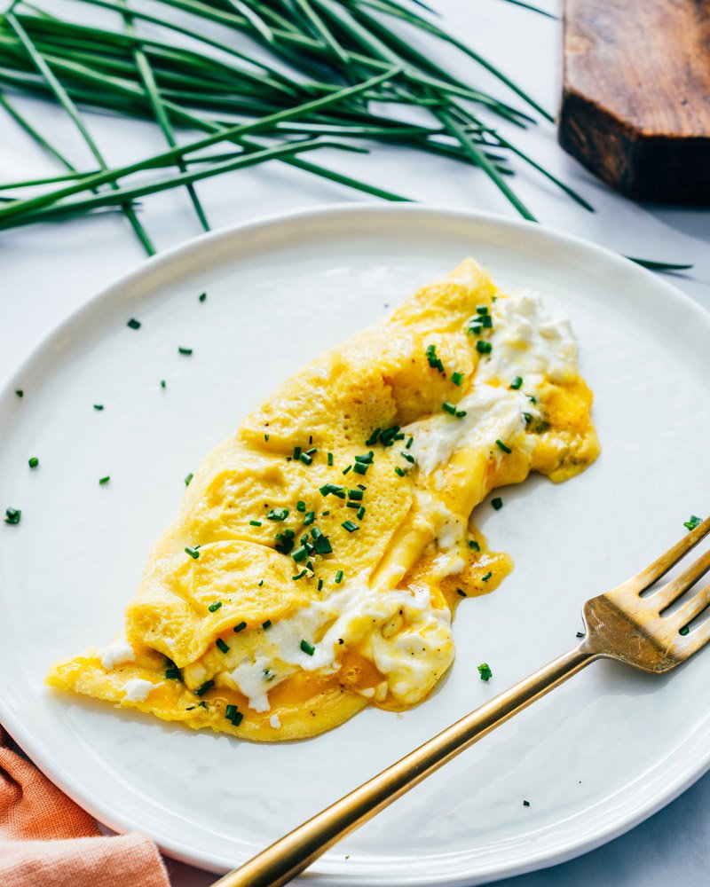 Omelet with goat cheese