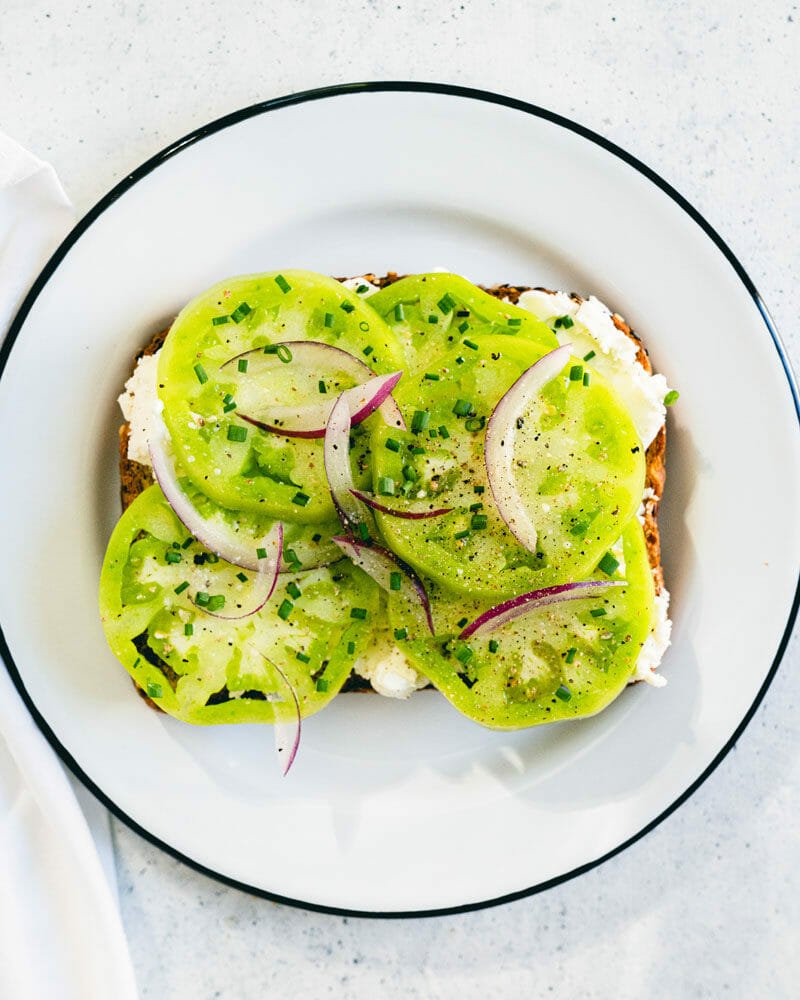 Toast with green tomatoes 