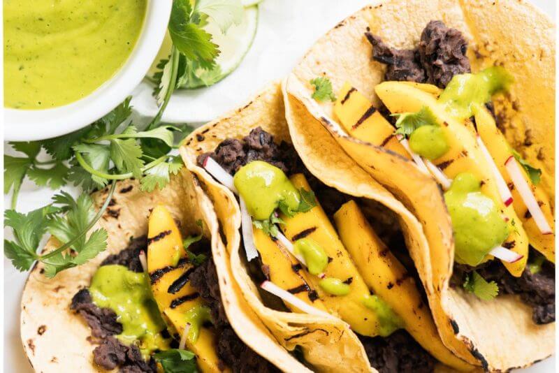 Grilled mango tacos with dream sauce |  A couple is cooking