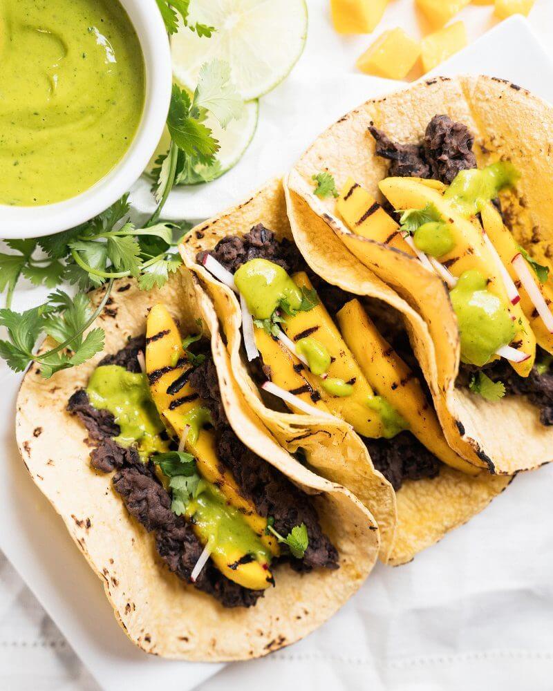 Grilled mango tacos with dream sauce |  A couple is cooking