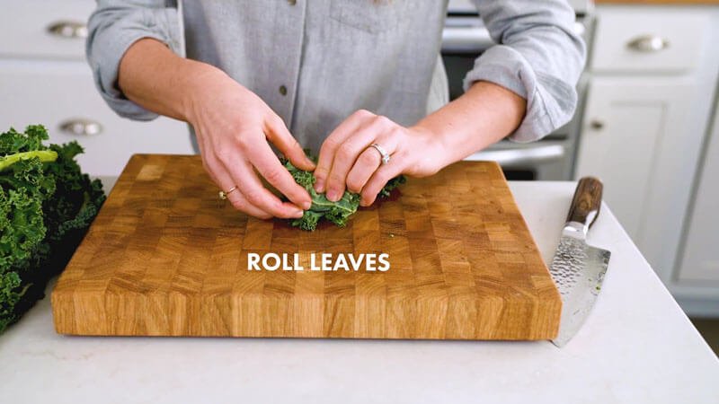 How to cut kale |  Roll the leaves