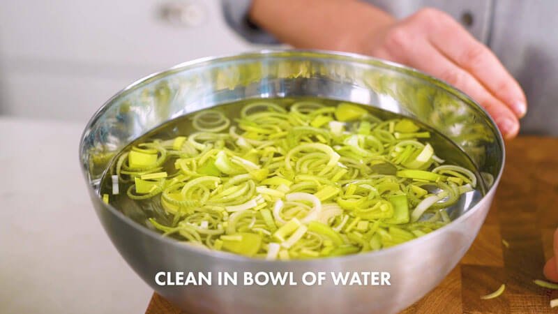 How to cut leeks |  Put in a bowl of water