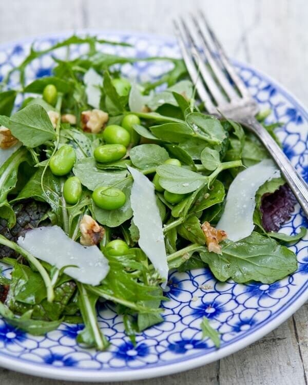 Recipe for arugula salad with pea sprouts