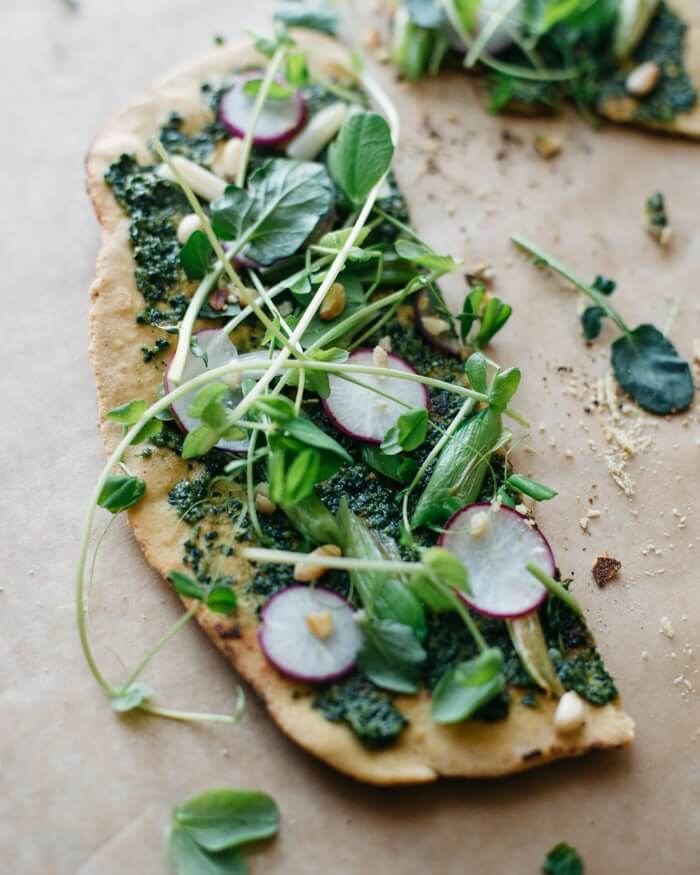 Flatbread with peas and spring onions |  Dolly & Oatmeal with a cooking couple