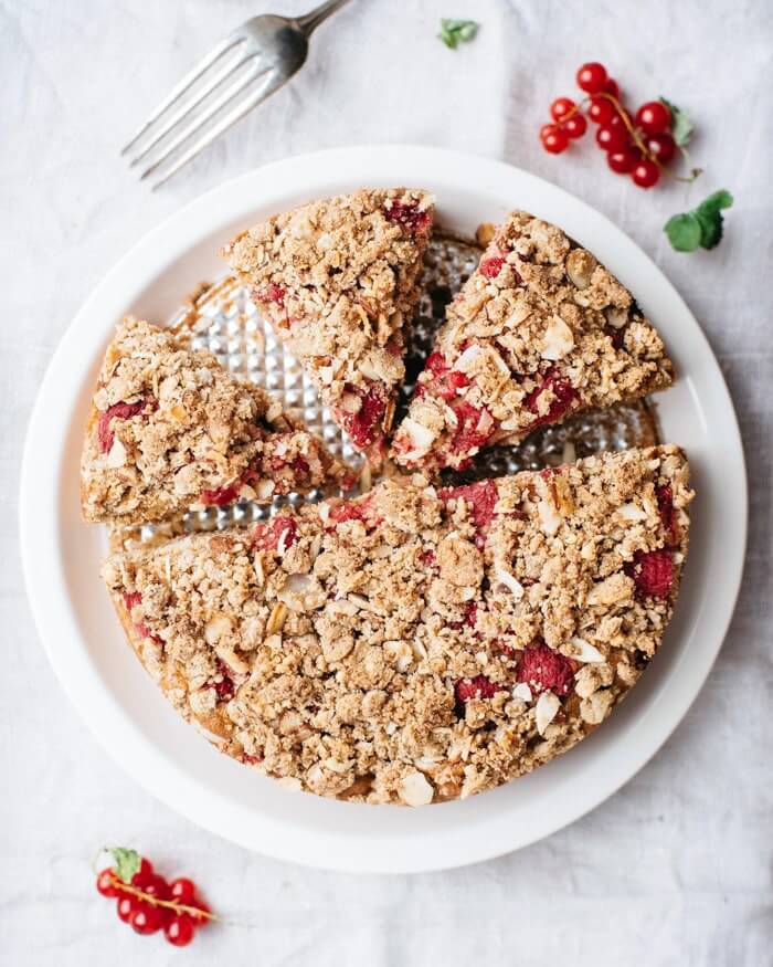 Raspberry yoghurt crumble cake |  Dolly & Oatmeal with a cooking couple