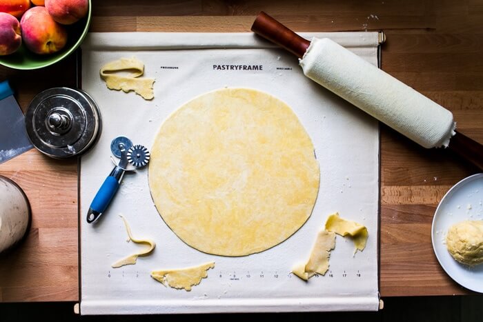 Cut out the homemade cake dough in a circle