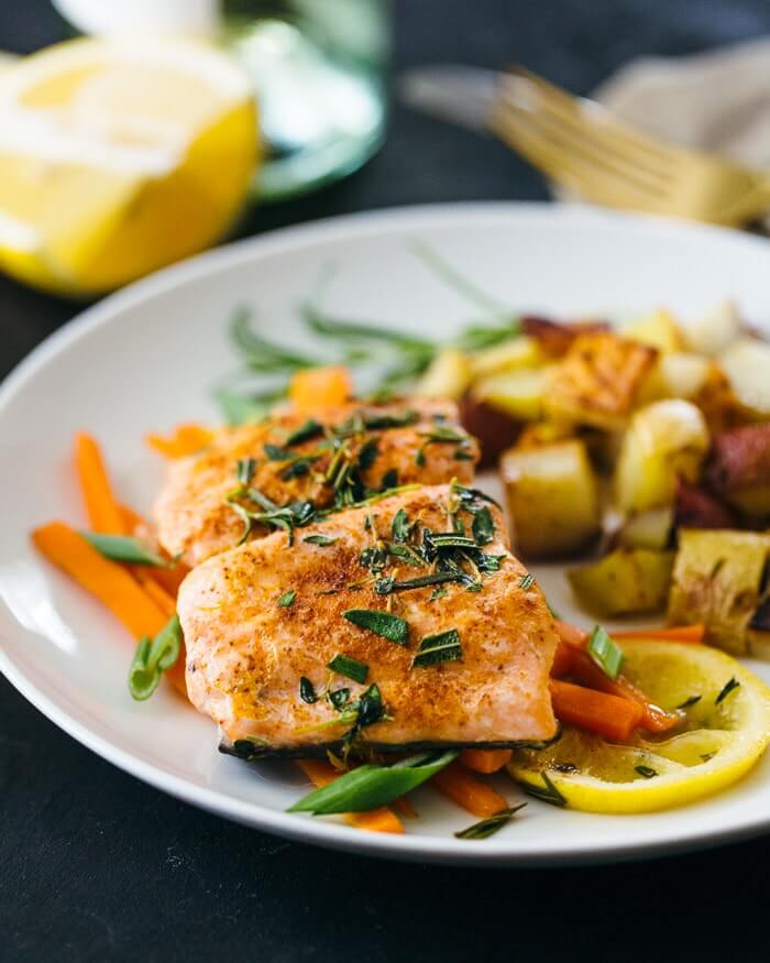 Salmon en papillote with fried potatoes |  A couple is cooking